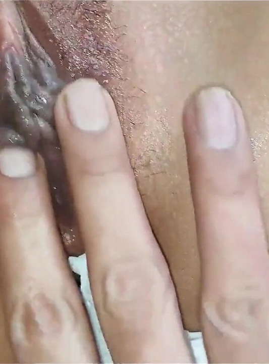 Seksi siyah elbiseli kız sıska oğlanın büyük yarağını alıyor