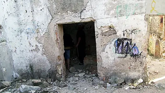 Lusty Chica pink'in güçlü vücutlu sikiş deliği spermle dolu biraz görünüyor