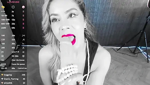 Lezzetli MILF büyük bir penis ve inci kolyesiyle sevişiyor!