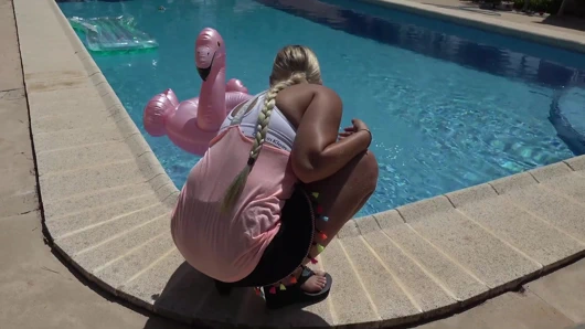 Nackt im Pool Sie wird gefickt