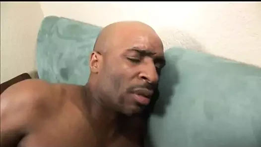 Asılı adam kalın piliç tarafından derin boğazlı onun uzun kalın horoz alır, sonra onu sikikleri