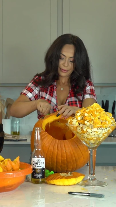 Kiki Mariah_970 Evelin Carve Pumpkins çıplak fotoğraf çekimi