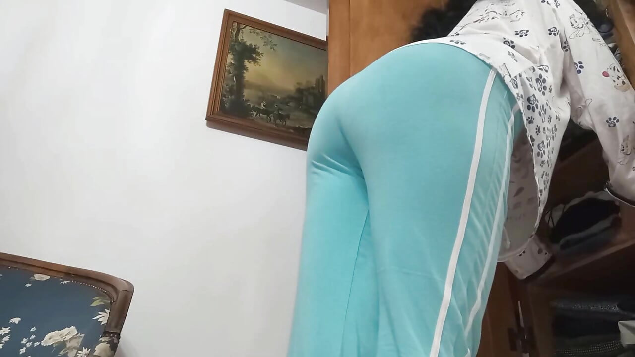 Üvey anne orta yaşlı seksi kadın dolabı temizlerken yakalandı ve büyük götünden sikildi