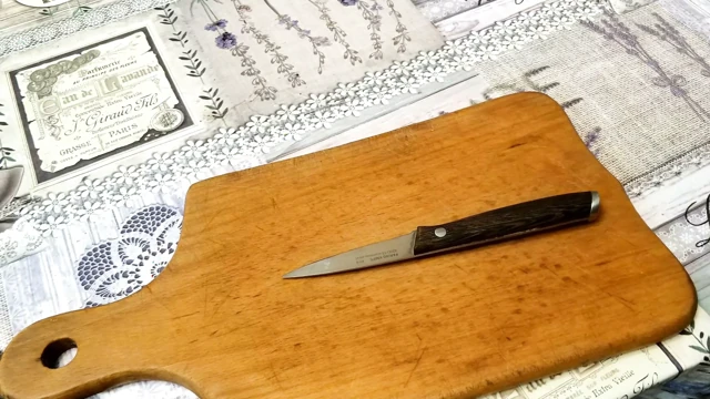 Mutfak hazırlığı yanlış gitti - yalnız erkek mavi eldivenle mastürbasyon yapıyor