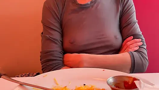 Tamamen dolgun üst giyen bir restoranda öğle yemeği yiyorum pirsingli meme uçlarımı ve seksi göğüslerimi teşhir ediyor