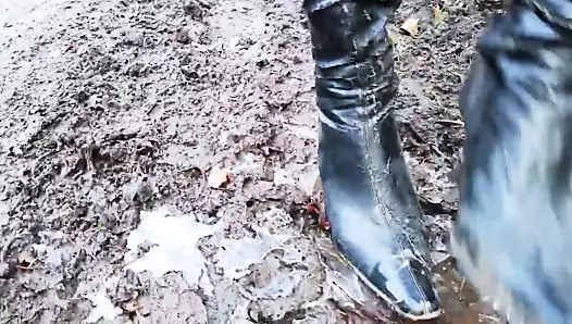 Kirli yüksek topuklu çizmeler