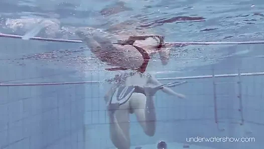 Havuzda tüplü dalış yapan Roxalana chech