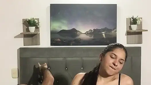 Kocamın önünde amına mastürbasyon yapıyorum ve onu sikişmeye teşvik ediyorum.