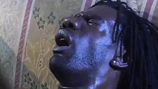 Seksi popo çamaşır suyu sarışın sürtük üzerinde kanepe kahrolası uzun siyah çük Hardcore