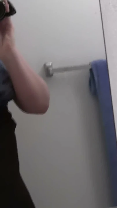 Gözlüklü büyük memeli kızıl saçlı kadın banyo aynasında çıplak olarak kendini filme alıyor
