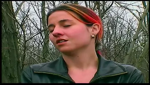 Kızıl saçlı genç kız açık havada işiyor