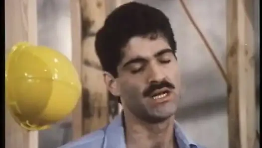 Bir sürü sürtük vücutlarının her yerine sıcak döl alıyor