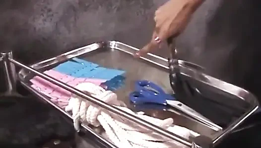 Горячей черной шлюхе обмотали рот клейкой лентой и привязали к стулу