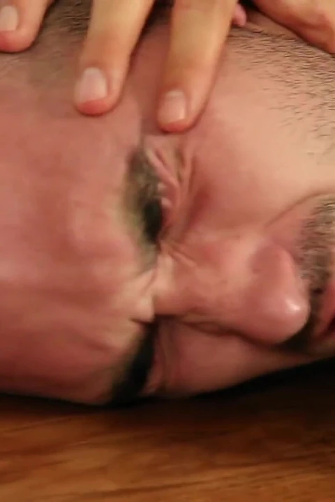 Azgın ibne boyz mastürbasyon yaparken bazı güzel porno sahnelerini görüntülerken