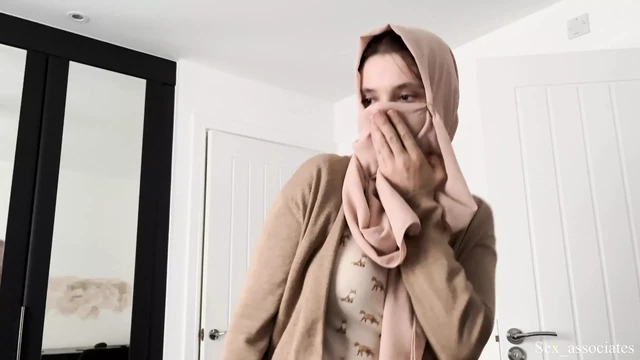 Арабская мачеха помогает пасыню со сломанными руками