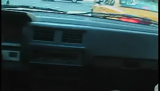Şehir trafiğinde onu arabada küçük düşüren sapık ile banliyö kızıl saçlı araba sikişiyor