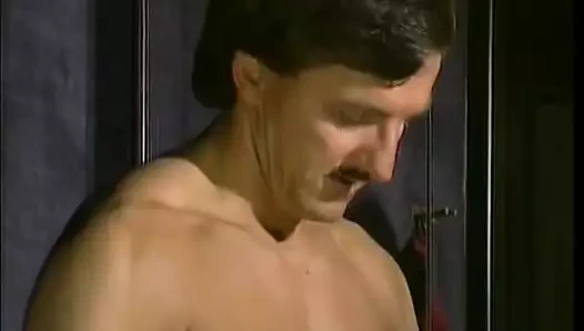 Almanya'dan büyük memeli esmer bir bebek iki sert yarakla sikiliyor