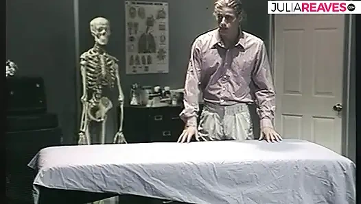 Canavar bir yarak tigtht amcığını parçalarken sarışın sürtük bacaklarını açıyor