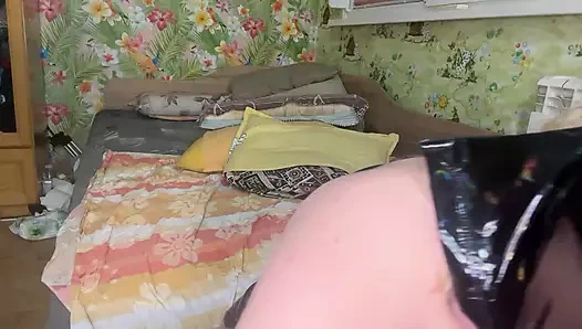 Büyük şişeler lateks ve kapüşonla sikişiyor ve bolca fışkırtıyor