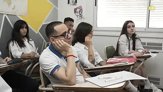Instituto Limón Bölüm 1 Matematik Öğretmeni, İki Sınıf Arkadaşına Çok Özel Bir Şekilde Paylaşmayı Öğretiyor
