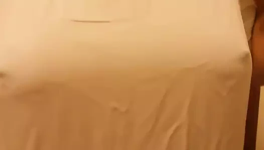 Mamilos pontudos de uma amiga peituda 2