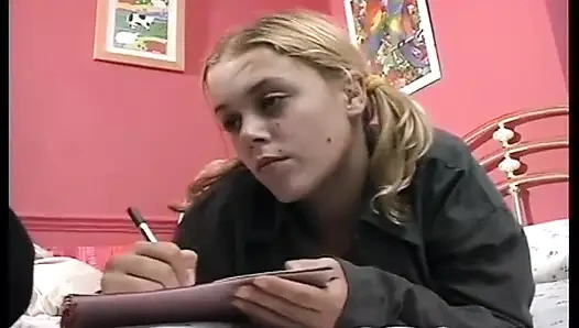 Sarışın genç kız büyük yarakla iyi bir sikiş dersi alıyor