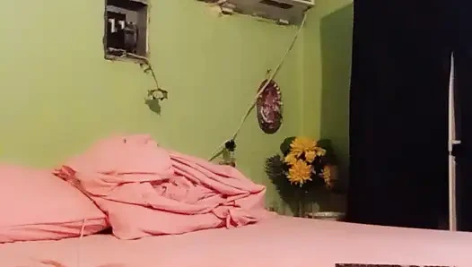 Ateşli bekar bichi evde tek başına hayali kocayı oynuyor