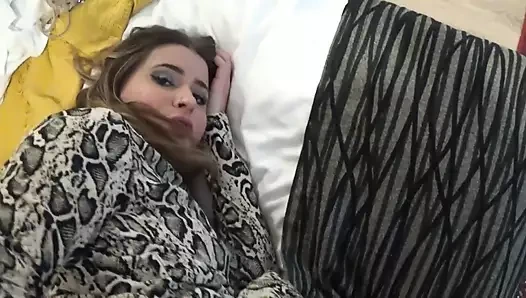 Sevimli ve azgın Arap üvey kız kardeşle gizli seks - uzun seks seanslarını seviyor