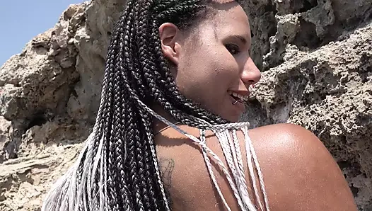 Güzel ve bronzlaşmış kız plajda dolu bir yarak emiyor