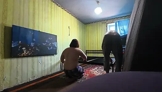 Kamera arkası, kesilmemiş. Yeni bir seks yatağı inşa ediyoruz