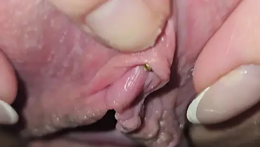 Amcığımın suyuyla yarağının her yerine boşalıyorum