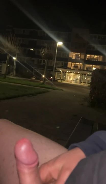 Birçok ev ve hastanenin önünde teşhir