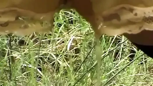 Açık havada sidik pantolonlu kadın
