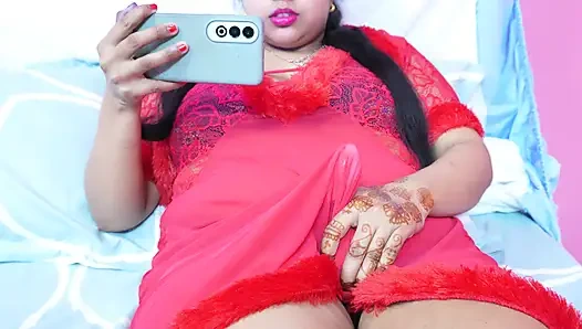 Komşumun yengesi evime geldi, bana dildoyu gösterdi ve onun önünde vajinasından su saldı, ben de bunun videosunu çektim.