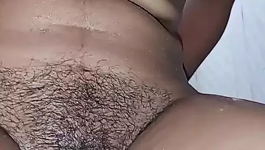 Ateşli Hintli kadın banyo yapıyor ve amıyla oynuyor