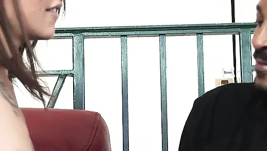 Küçük memeli piliç büyük siyah yarakla püskürtülür