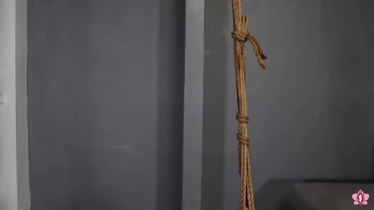 Bir bacaklı, kalçasına bağlı değnek alaycı gömlek üzerinde çıplak mila'dan orgazm oluyor! (1080p)