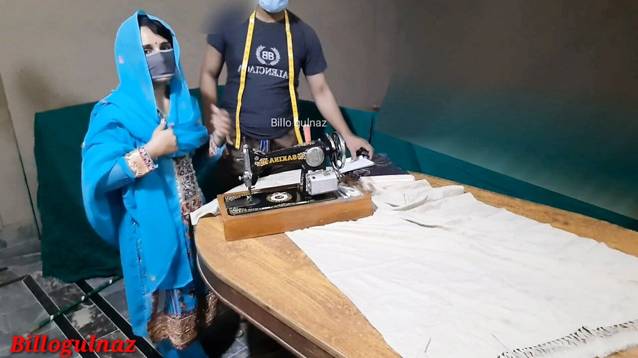 Desi darji (terzi) billo gulnaz- terzi ne bhabhi ka naap lete lete bhabhi ko hi chod dala- hindi ile sert becerdin