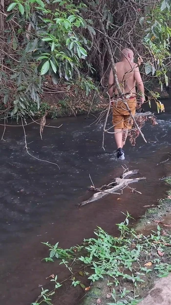 Волнующий момент из "Незнакомцев застукали за сексом у водопада."