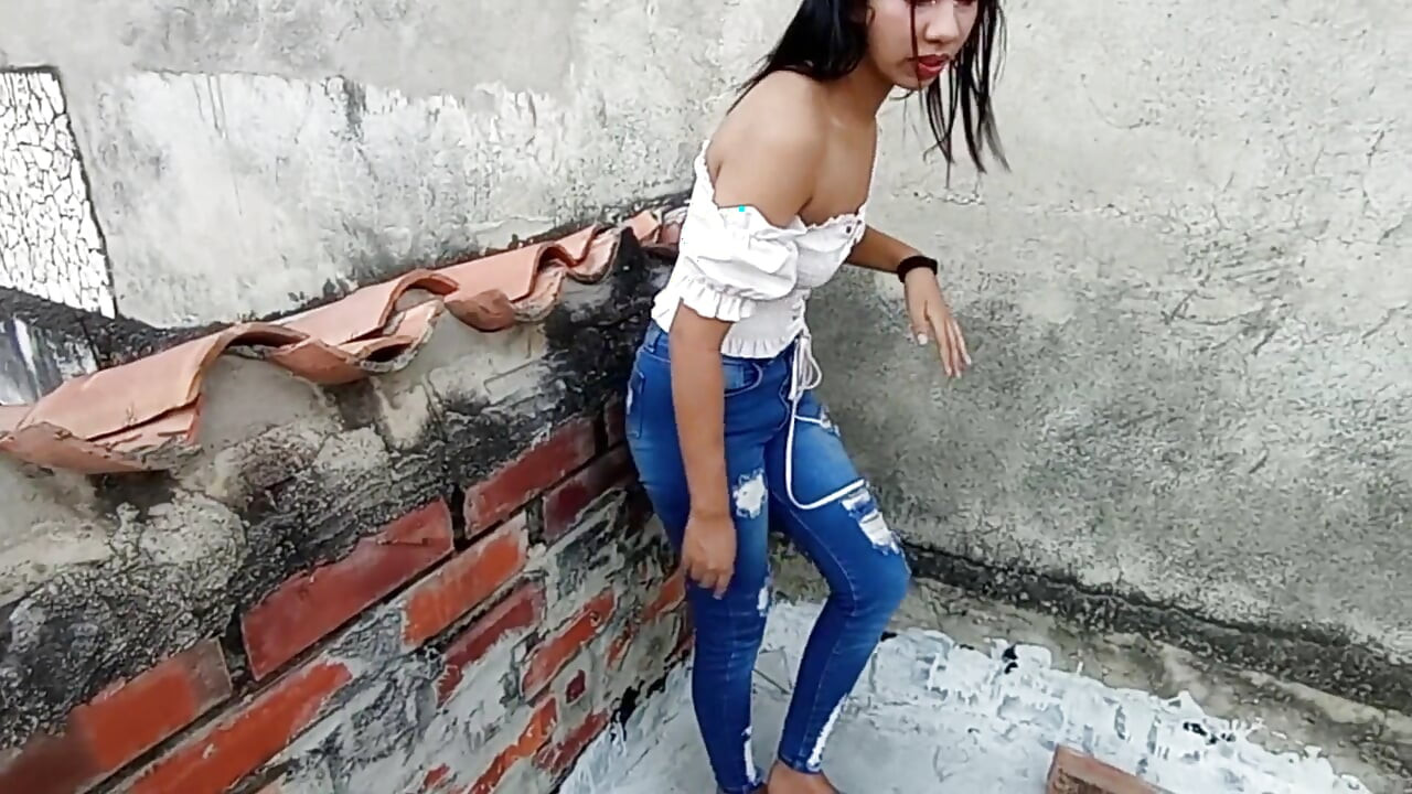 Büyük götlü esmer amına boşalmayı seviyor 18 yaşındaki esmer hatun
