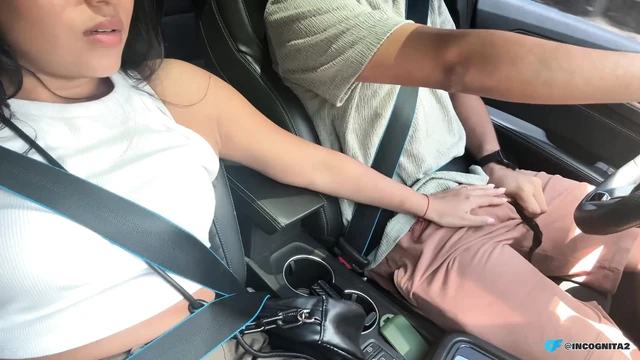 Kız arkadaşım araba sürerken tüm yarağımı emiyor