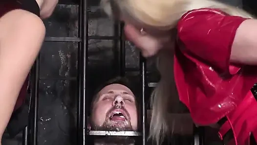 İki bayan kölelerine hükmediyor