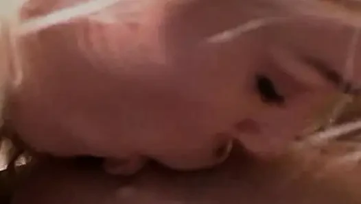 Muhteşem sarışın lezbiyen sürtükler takma yarakla birbirlerini sikiyor
