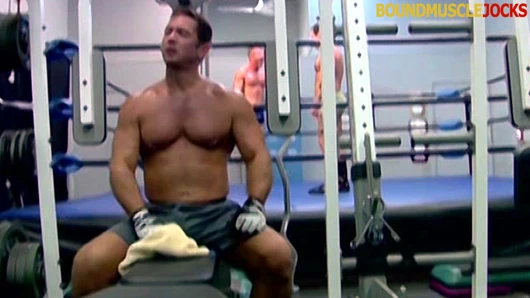 Rojer güreş ringinde iki adama hükmediyor