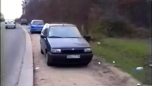 Bir göletin kenarına bir yürüyüşçü yerleştiriyor ve sonunda onu sikiyor!