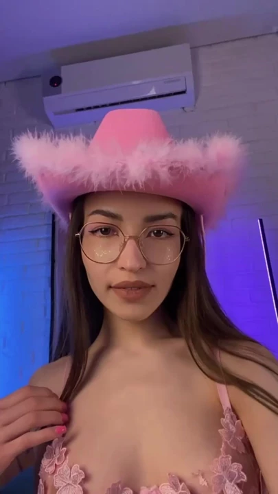Kovboy kız pembe şapkalı ve bikinili titreşimler. En vahşi rüyalarına binmeye hazır mısın? 🤠