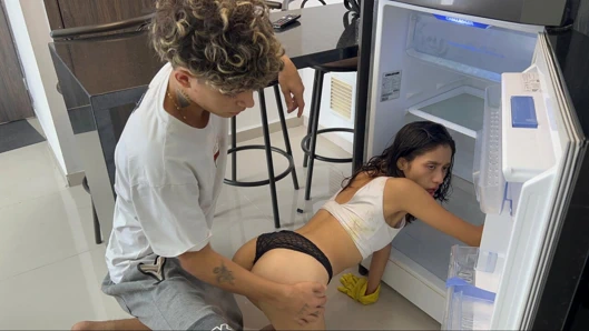 Hayır, üvey erkek kardeş, içeri girme, ben senin küçük üvey kız kardeşinim.