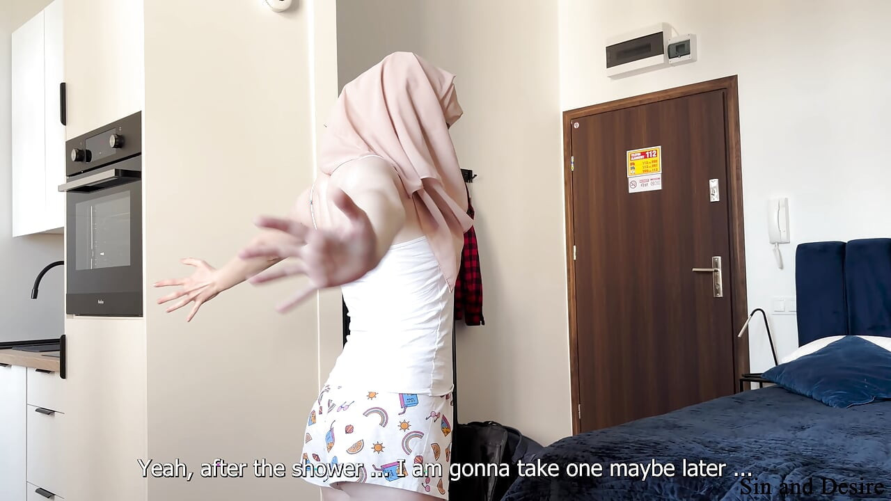 "Babanın yarağınınkinden daha büyük!" Arap üvey anne paylaşılan bir otel odasında üvey oğlunun sünnetsiz yarağını kocasıyla karşılaştırıyor