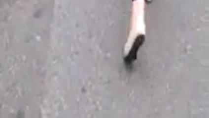 MİLF sürtük yürüyüş içinde mavi tozluk