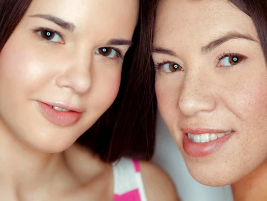 Bebek mücevher ve bir hitachi ile oynayan Tiffany bebek